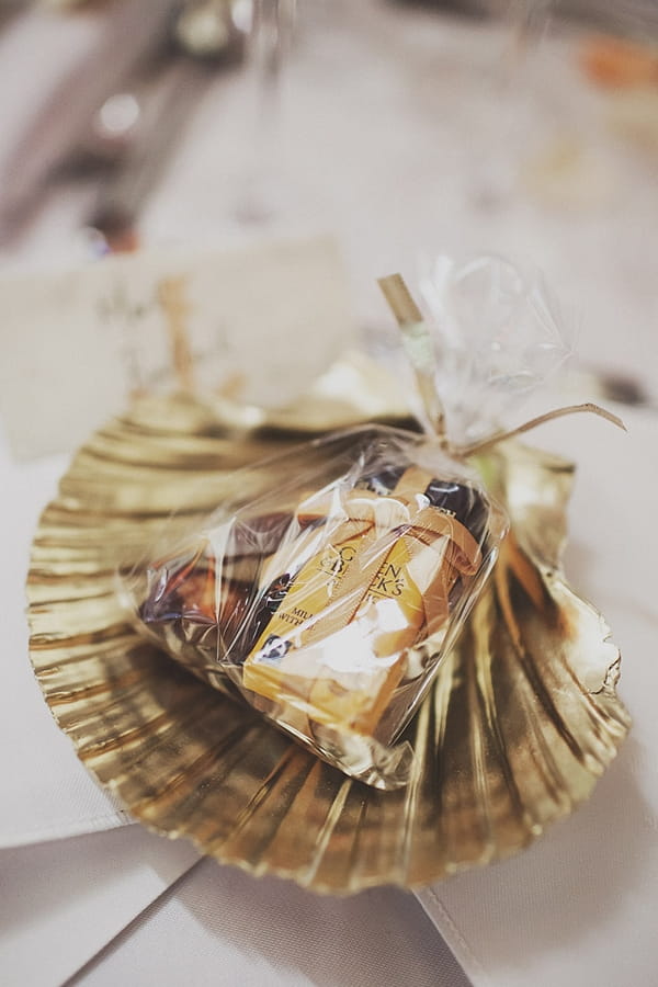 Wedding favour in shell