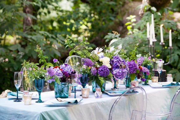 Wedding table with purple details