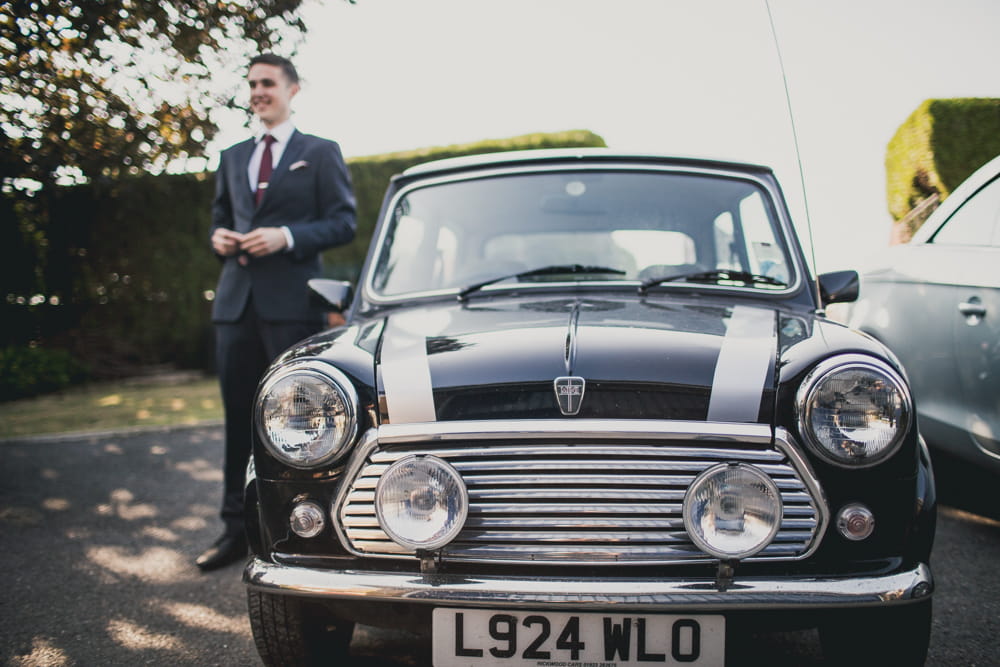 Groom next to Mini