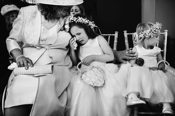 Flower girl crying - Picture by Martin Makowski Photography