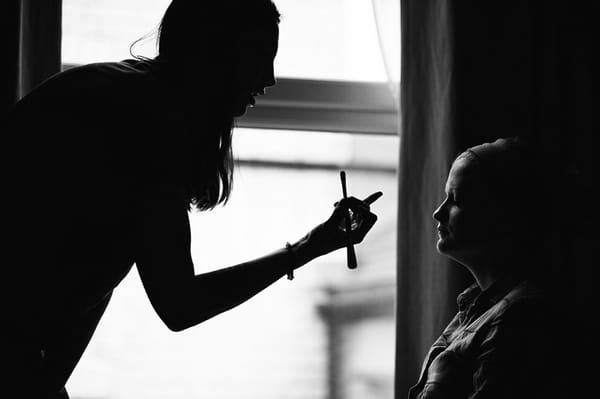 Bride having make-up donw - Picture by Martin Makowski Photography