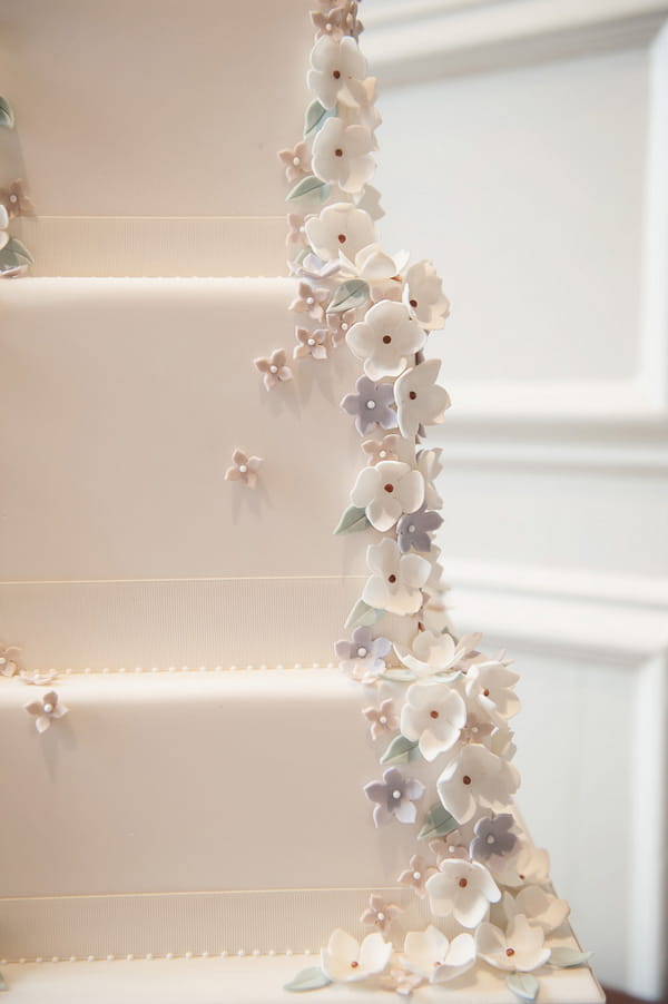 Sugar flowers on wedding cake