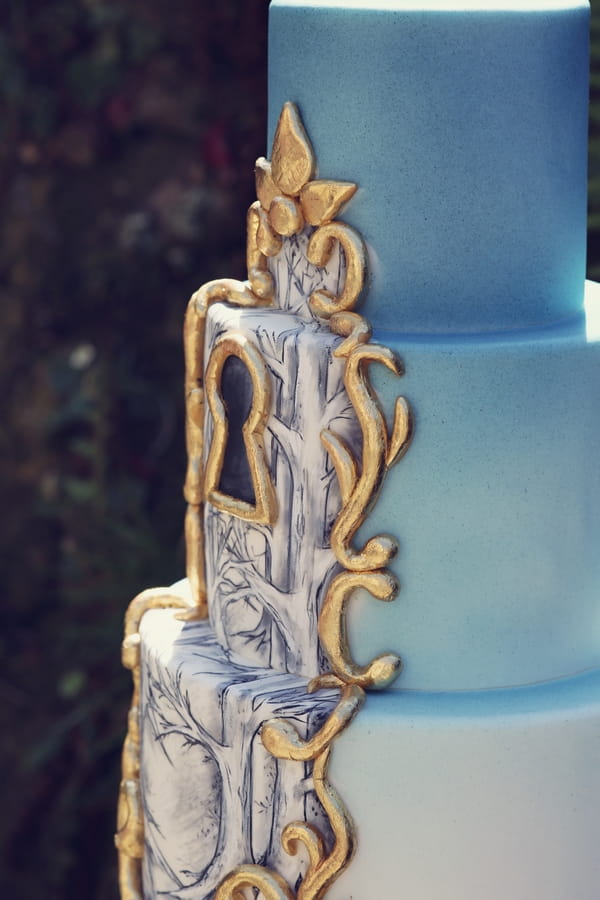 Keyhole on wedding cake