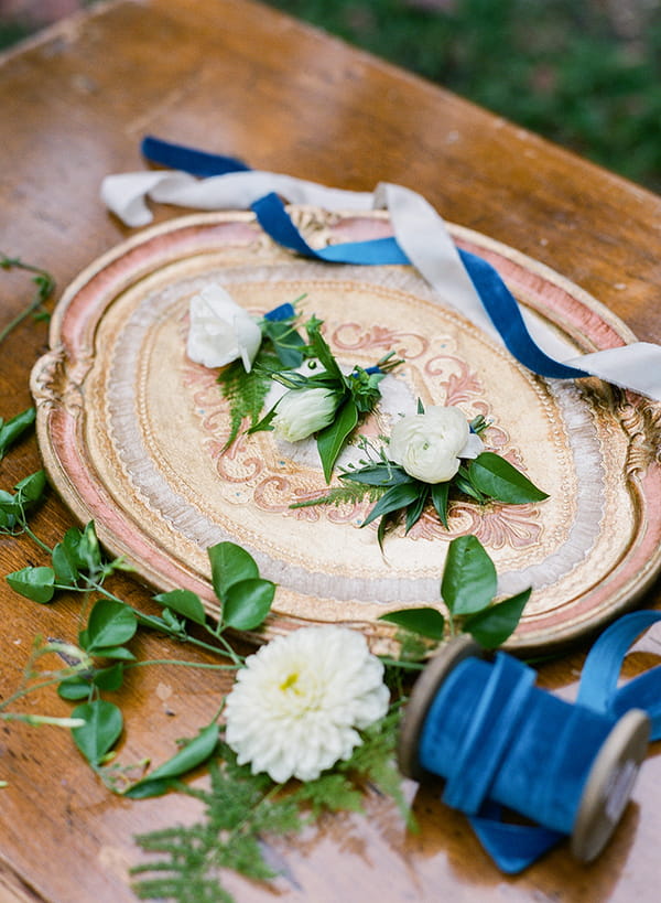 Oval plate with flowers