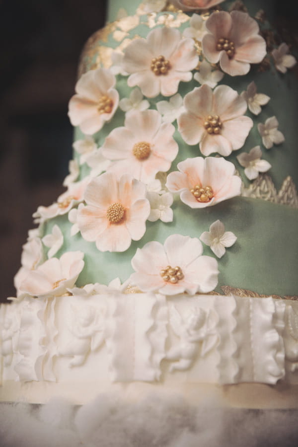 Sugar flowers on wedding cake