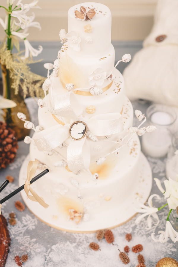 Elegant wedding cake with gold details