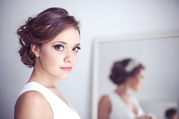Bride with defined eyes and elegant make-up