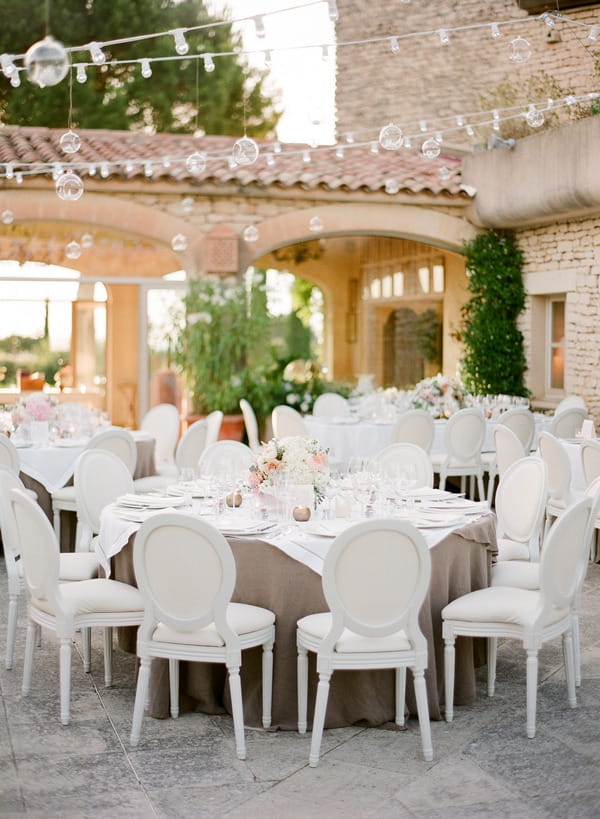Elegant round wedding table