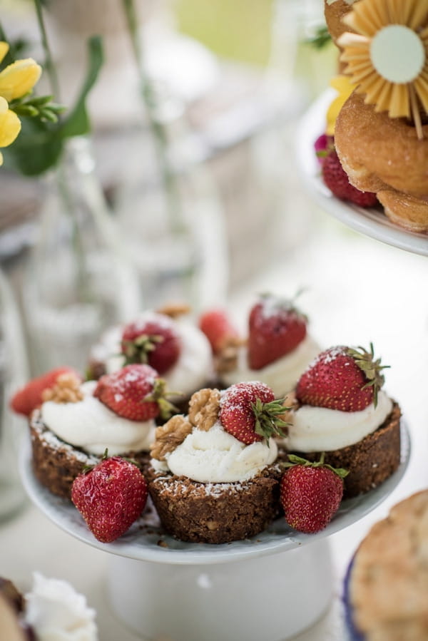 Small cakes with strawberries