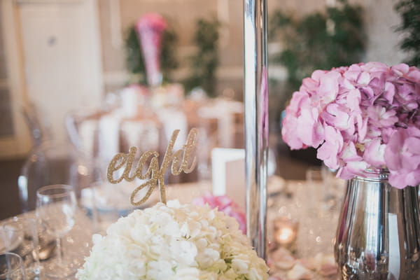 Metallic details on wedding table