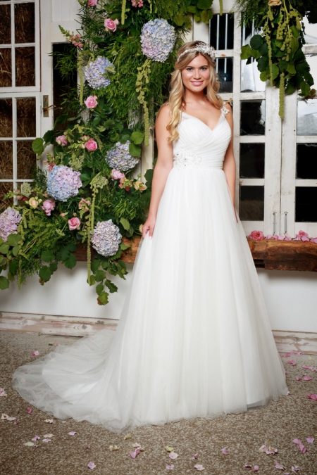 North Wedding Dress in Ivory - Amanda Wyatt She Walks with Beauty 2017 Bridal Collection