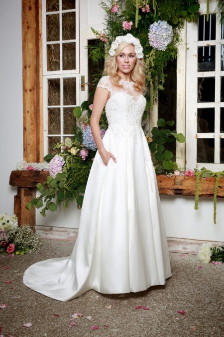 Wren Wedding Dress - Amanda Wyatt She Walks with Beauty 2017 Bridal Collection