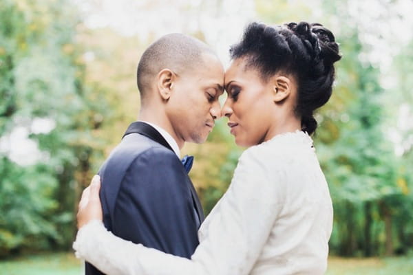 Couple touching heads with eyes shut - Picture by Joice Kelly Photography