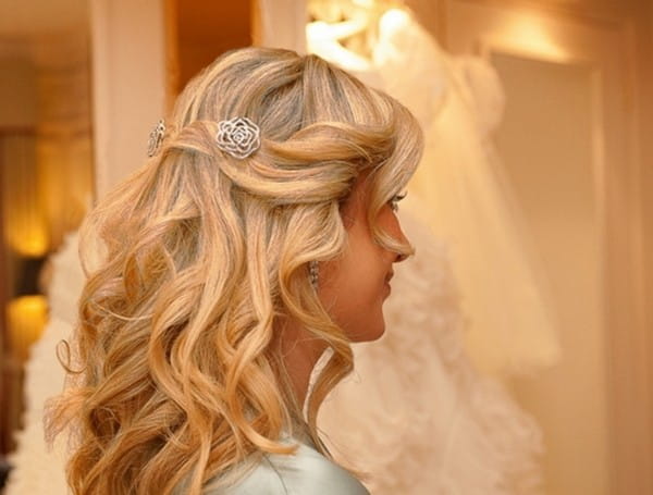 Bride with Loose Waves Hairstyle