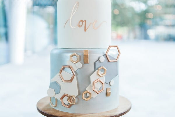 Wedding cake with copper geometric details