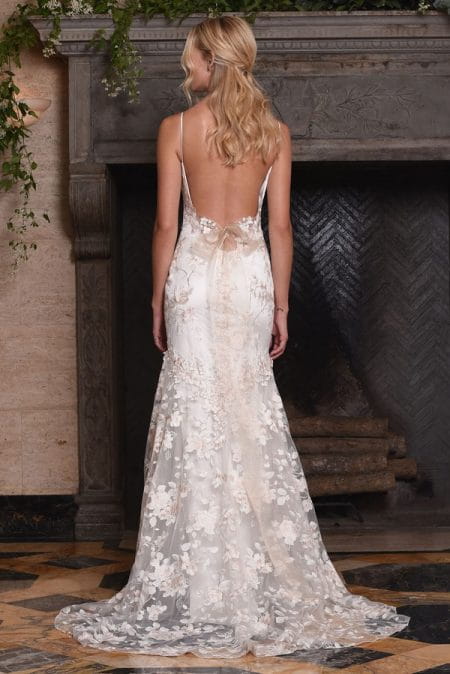 Something similar to claire pettibone soleil wedding gown? : r