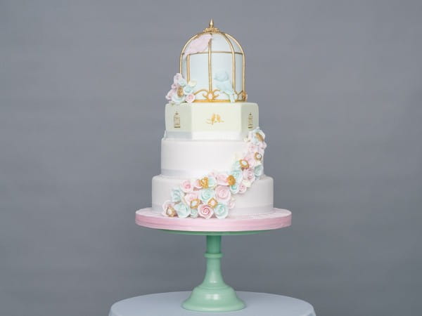 Wedding cake toppers, pinecones Rustic Mountain Wedding - birdcage veil  fascinator, black top hat | Les Nanaseries