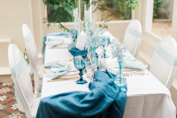 Blue details on wedding table