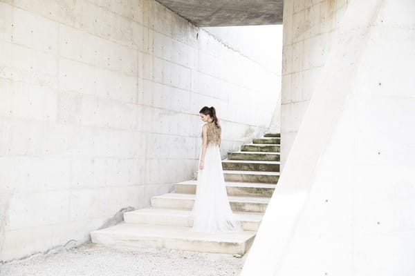 Bride standing on steps of Cementiri Nou