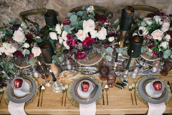 Wedding table with red, black and gold styling