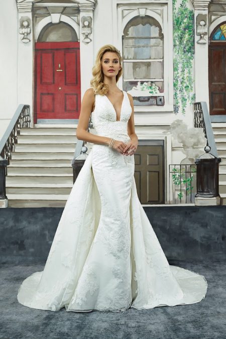 8947 Wedding Dress with Detatchable Train from the Justin Alexander Spring/Summer 2018 Bridal Collection