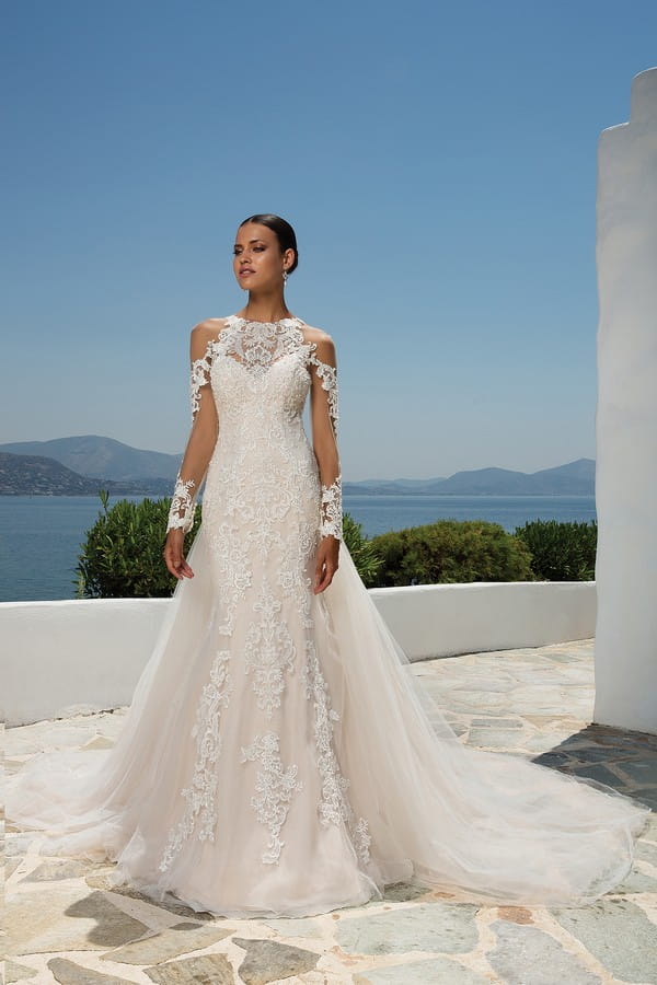8964 Wedding Dress with Train from the Justin Alexander Spring/Summer 2018 Bridal Collection