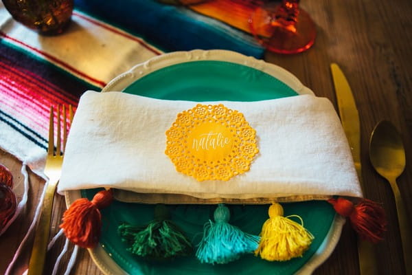 Napkin with colourful tassels