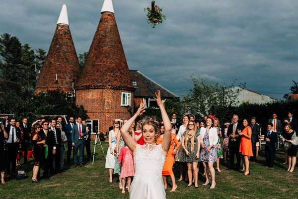 Bride throwing bouquet - Picture by Damion Mower Photography