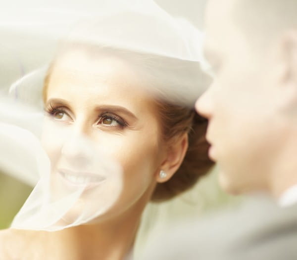 Bride's face under veil - Picture by Story of Love