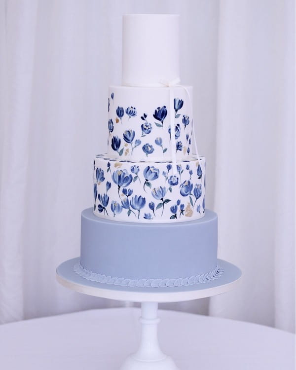 Masculino azul e branco  Cake decorating tips, Hand painted