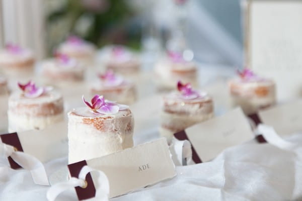 Small cakes with escort cards
