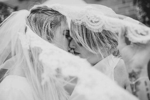 Two brides kissing under a veil - Picture by Fordtography Weddings