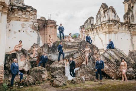 Bridal party posing on ruins - Picture by Daniel López Pérez