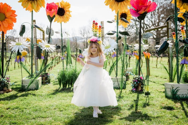 https://www.theweddingcommunity.com/wp-content/uploads/2019/04/4-Giant-Flowers-from-The-Prop-Factory.jpg
