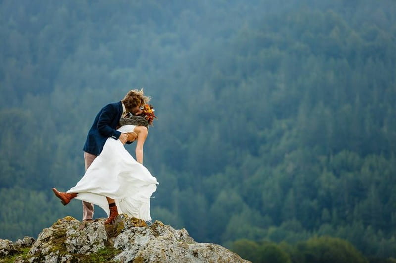 Bride and groom kissing on top of a mountain - Picture by Bergreen Photography