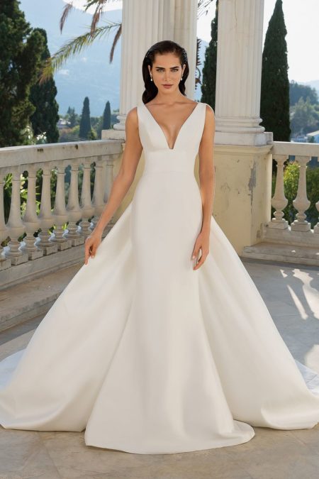 Style 88071 Wedding Dress with Detachable Train from the Justin Alexander Fall/Winter 2019 Bridal Collection