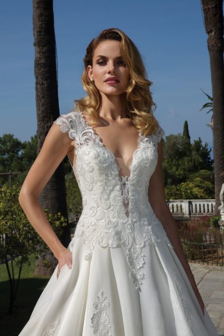 Style 88124: Allover Lace Deep V-Neck Fit and Flare Wedding Gown  Justin  alexander wedding dress, Fitted wedding dress, Justin alexander bridal