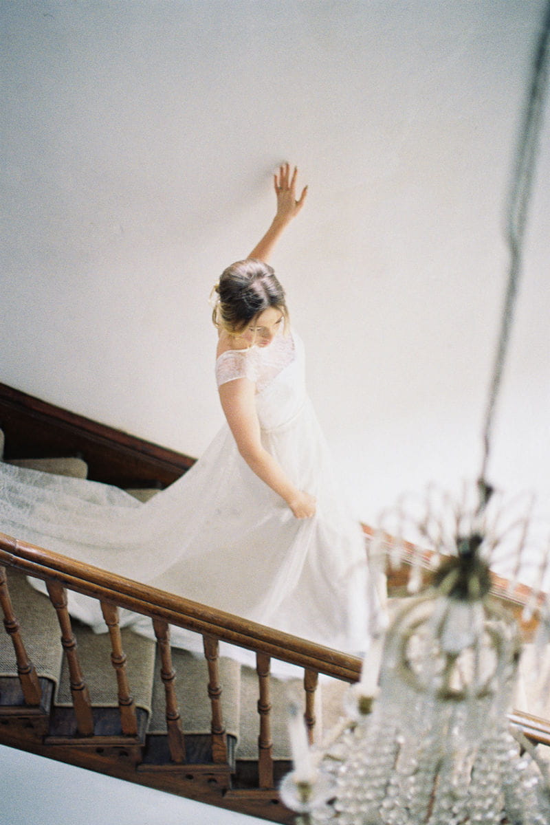 Bride walking down the stairs - Picture by Liz Baker Photography
