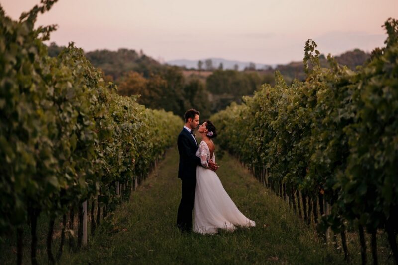 Bride and groom in middle of vineyard - Picture by IstantiSenzaTempo