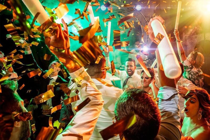 Wedding guests dancing as confetti falls around them - Picture by Arteextremeño